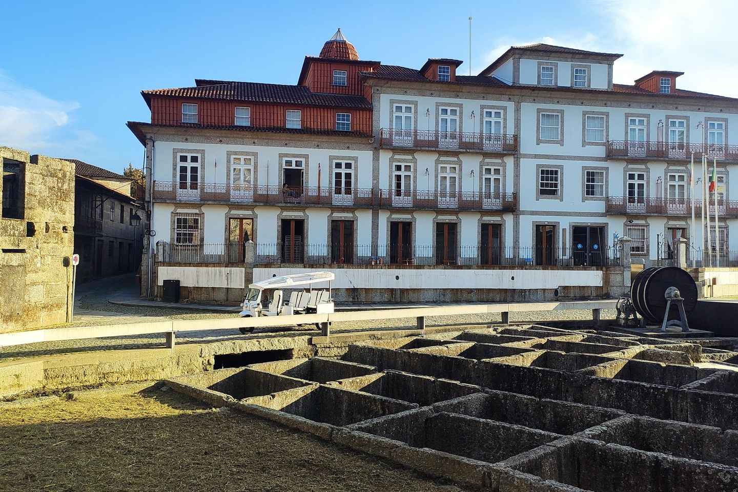 Sightseeing Tours by Electric Tuk-Tuk in Guimarães