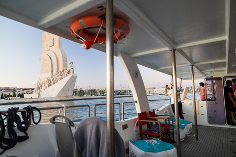 Lisbonne : Fête au coucher du soleil sur un catamaran avec OPEN BAR et musiqueSoirée au coucher du soleil sur le catamaran + OPEN BAR