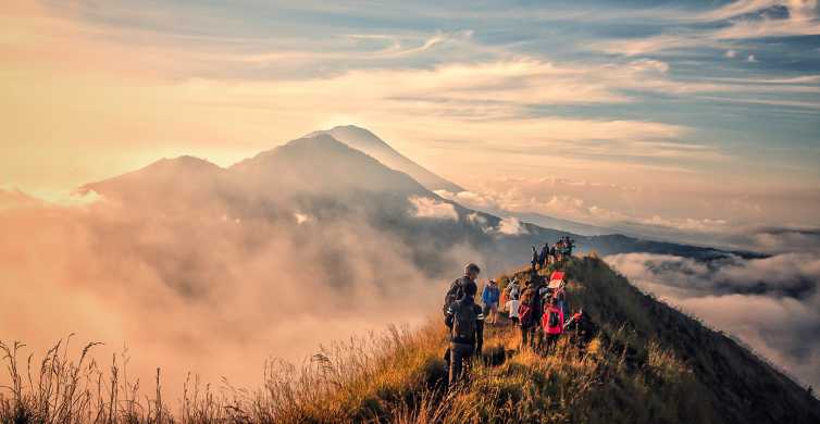 Mujer Senderismo En La Montaña En Bali Indonesia, Punto De Vista