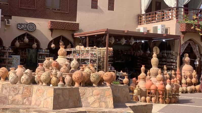 Maskat: Pevnost Nizwa, souk a Birkat Al Mouz s průvodcem + oběd