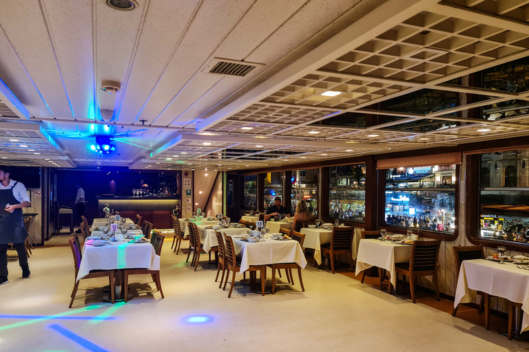 Istanbul: Bosporus Dinner Cruise mit Getränken und UnterhaltungDinner-Bootsfahrt mit Alkohol, Softdrinks &amp; Abholung