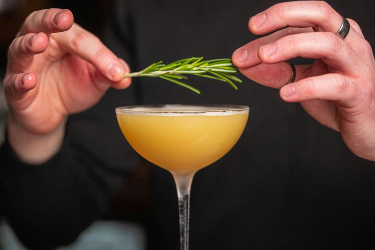 Lisbon: Cocktail tasting - outdoor activity