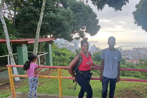 Panama City : Randonnée guidée de la colline d&#039;Ancon et du parc métropolitain