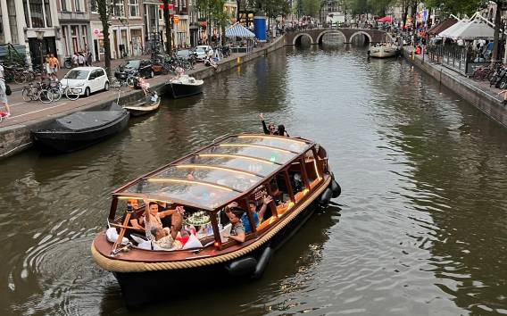 Amsterdam: Grachtenboottour mit Bar an Bord