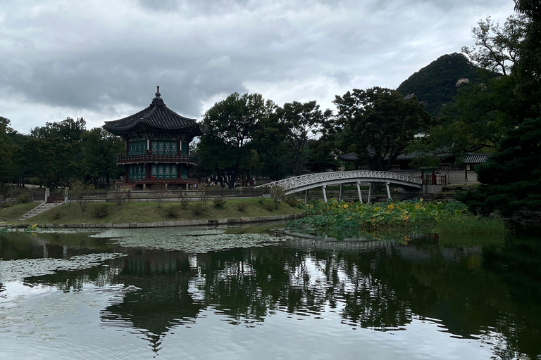 Walking through the heart of Seoul. Tour in Spanish
