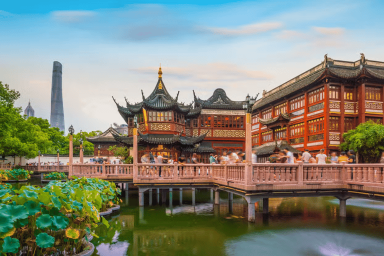 Private tour with a Spanish-speaking guide through historic Shanghai