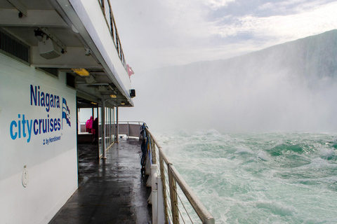 Toronto: Tour delle Cascate del Niagara, crociera e viaggio dietro le cascateToronto: Tour delle cascate del Niagara, crociera e viaggio dietro le cascate