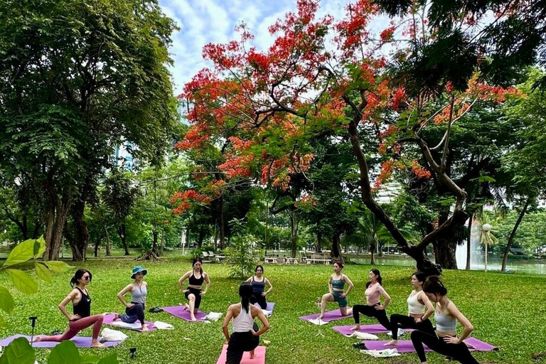 Bangkok: Ochtendyoga voor alle niveaus in Lumphini ParkBangkok: Yoga voor alle niveaus in het Lumphini Park