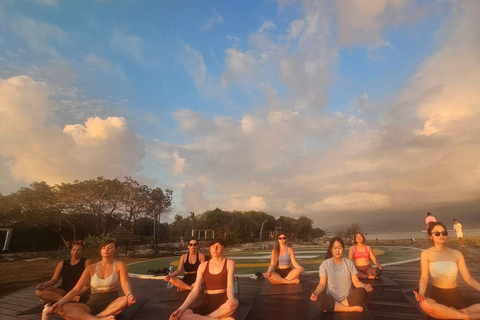 جيلي تراوانجان: يوغا على الشاطئ عند شروق الشمس وغروبها في جزيرة جيلييوغا على الشاطئ عند شروق الشمس 