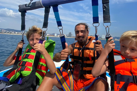 Barcelona: Parasailing with panoramic views over the sea Barcelona: Parasailing with panoramic views while parachuting over the sea