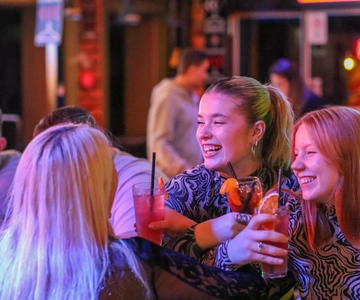 Budapest: Bar Crawl Tour with Local Drinks