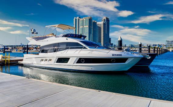 Entdecke die versteckte Insel in Dubai mit der Majesty 48ft Yacht