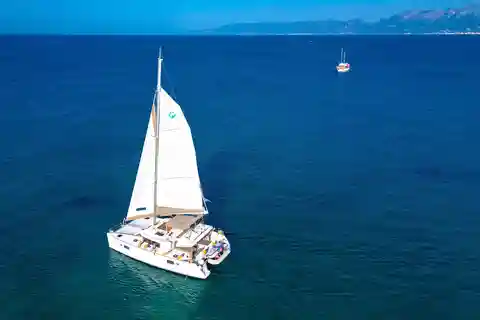 Milos: Private Catamaran Cruise to Kleftiko and Polyegos