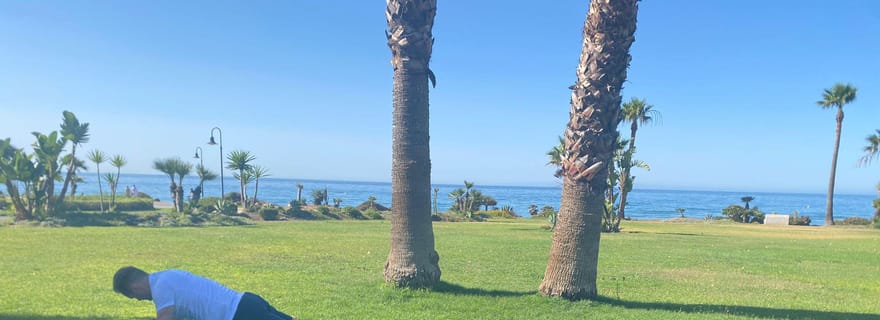 Entraînement physique personnel (en groupe) au bord de la mer