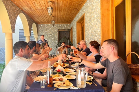 تبليسي: رحلة ليوم واحد إلى كاخيتي مع غداء عائلي وتذوق النبيذ