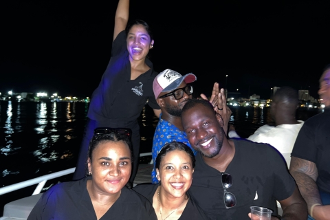 Sunset Party en la bahía mientras comparte con nativos Bahia party: una experiencia nocturna en la ciudad vieja