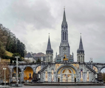 Privé transfer van Barcelona naar Lourdes in Frankrijk