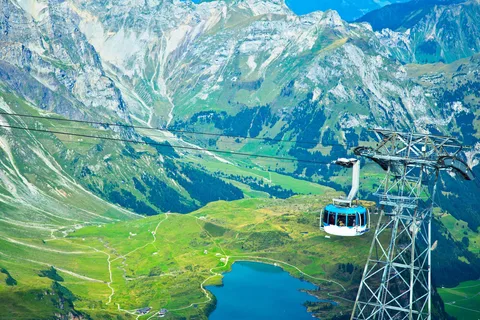 Voyage privé : Zurich au Titlis - rotary, grotte de glace, falaise