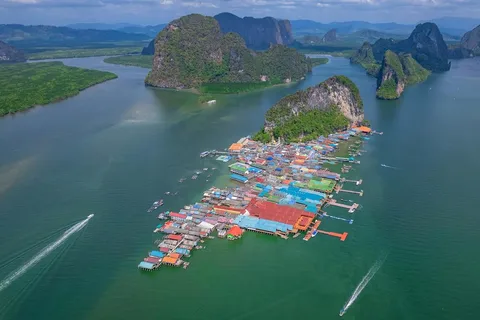 Khaolak: Sunrise to Phang Nga Bay and Jamebond Island Tour