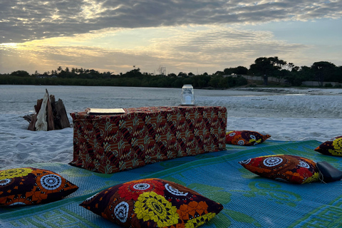 KILIFI: DIANI: ROMANTISCHES LAGERFEUER-DINNER AM STRANDROMANTISCHES ABENDESSEN AM LAGERFEUER