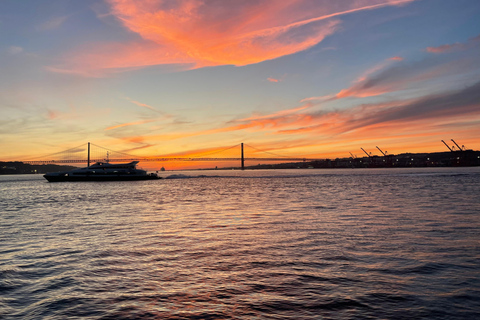 Lisbon: 2H Sunset Boat Cruise Tour with Drinks