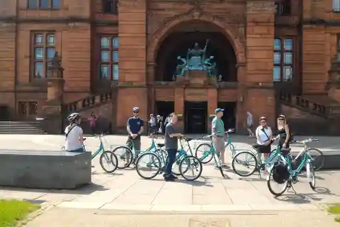 Glasgow : La ville, les espaces verts et les ponts de la Clyde à vélo