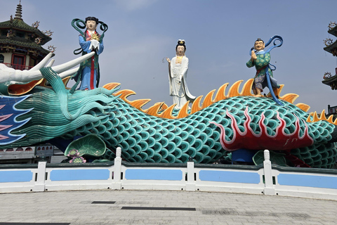 Taipei to Kaohsiung Highlights: Private Day Tour