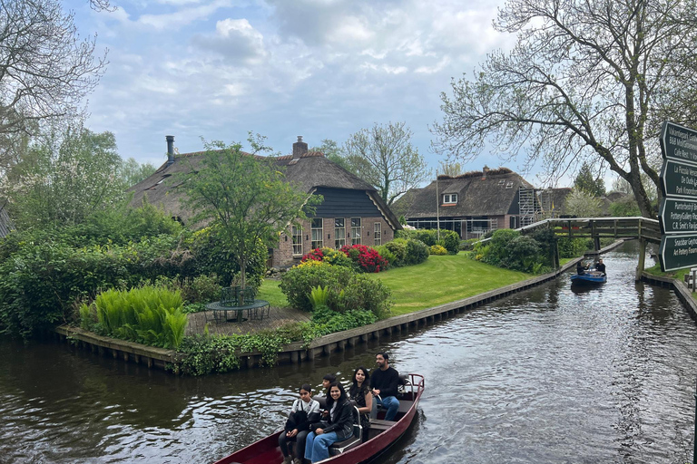 Amsterdam: Zaanse Schans and Giethoorn Guided Combo Tour