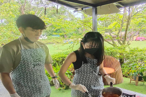 Jantar da aula de culinária e aproveitar o mercado noturno local