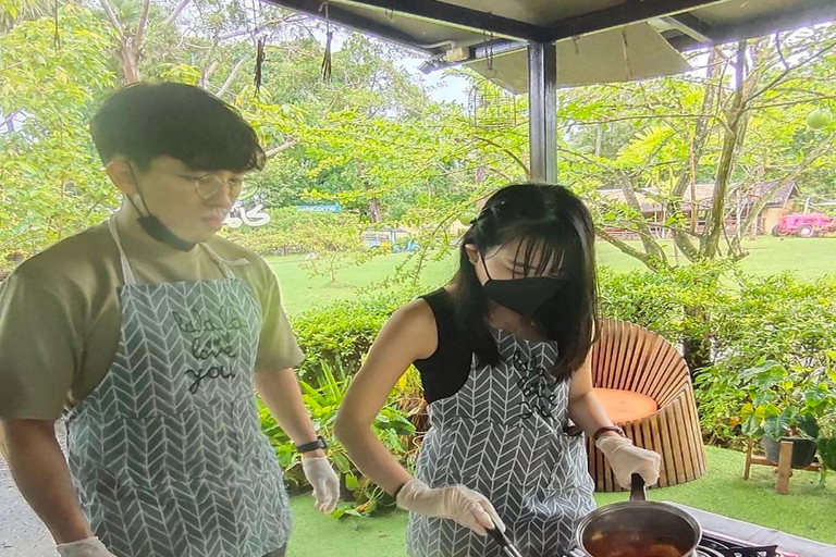 Jantar da aula de culinária e aproveitar o mercado noturno local