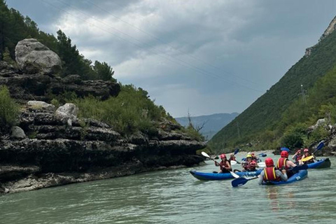 Kajakpaddling i floden Viosa - AlbanienGjirokastra:Kajakpaddling i floden Viosa