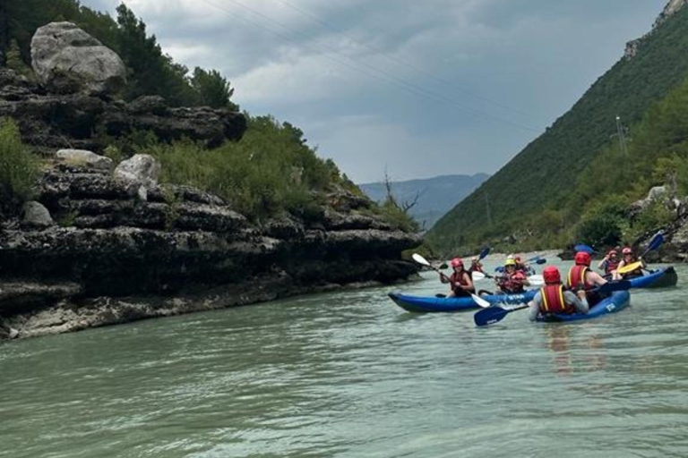 Kayak en el río Viosa - AlbaniaKayak en el río Viosa