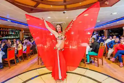 Estambul Bósforo: Cena Crucero & Folklore & Danza del Vientre