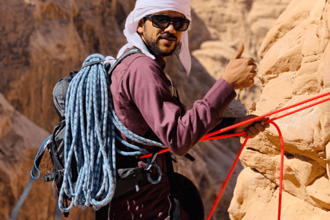 Wadi Rum: Burdah Bergwanderung und -besteigung + traditionelles Mittagessen