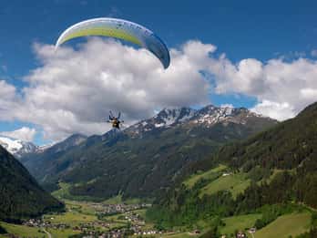 Neustift im Stubaital: Tandem Paragliding Flight