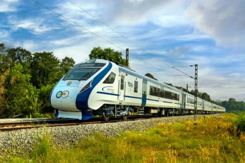 From Delhi: By Express Train, Taj Mahal & Agra Fort Trip.