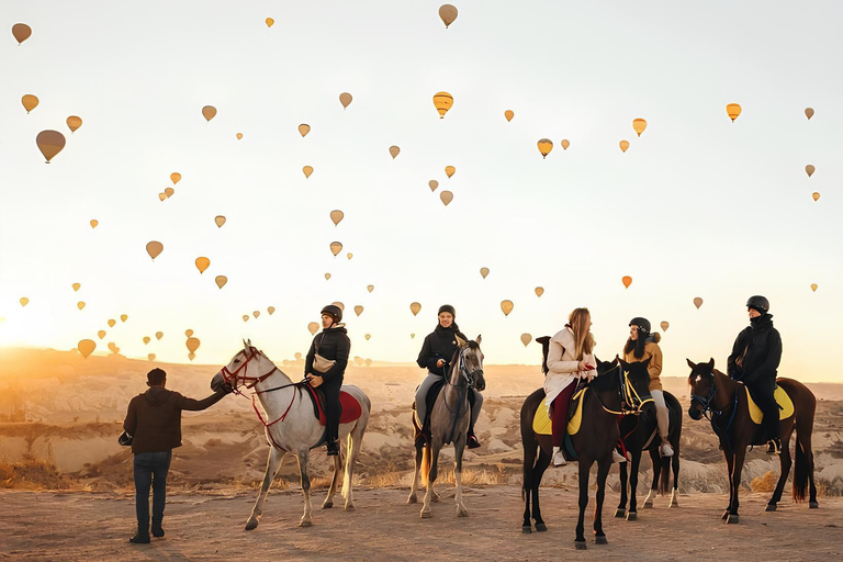 Experiência de passeio a cavalo ao pôr do sol