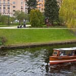 Riga: tour in barca sul canale storico con drink e audioguida