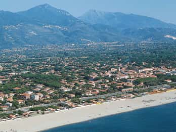 From Forte dei Marmi: Parmigiano, Prosciutto & Ferrari Tour