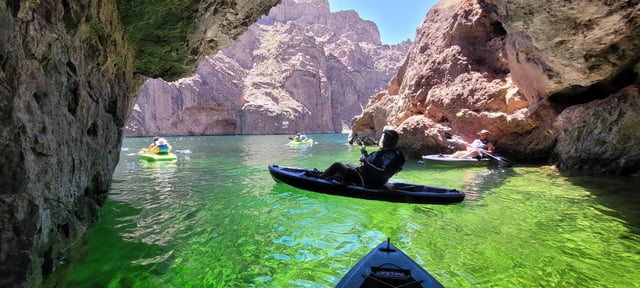 Escursione di mezza giornata in kayak sul fiume Colorado fino alla Grotta di Smeraldo