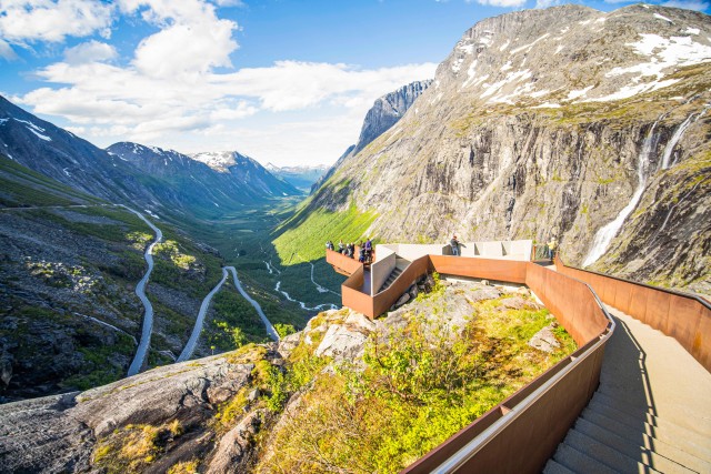 Visit Åndalsnes: Trollstigen Viewpoint Bus Tour with a Local Guide in Andalsnes