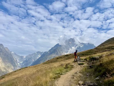 Courmayeur: E-Bike Tour im Val Ferret bis zum Rifugio Elena