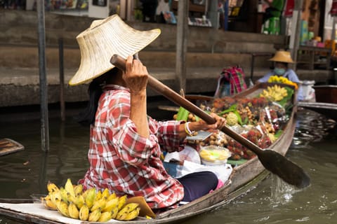 Bangkok: Damnoen Saduak Canals & Maeklong Train Market - Image 2