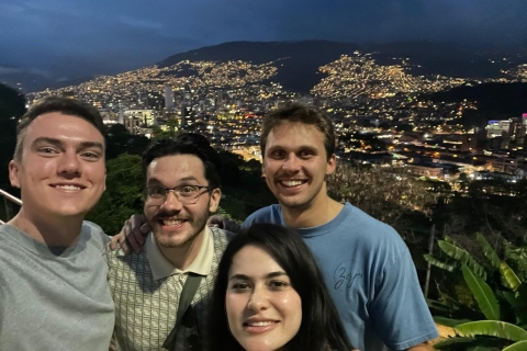 Medellín Tour nocturno anfitriones bilingüesMedellín Tour nocturno
