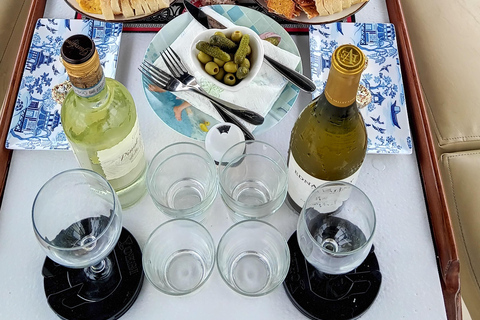 Passeio de barco romântico com vinho e queijo ou jantar surpresaPasseio de barco romântico com vinho e queijo, avistamento de lobos marinhos