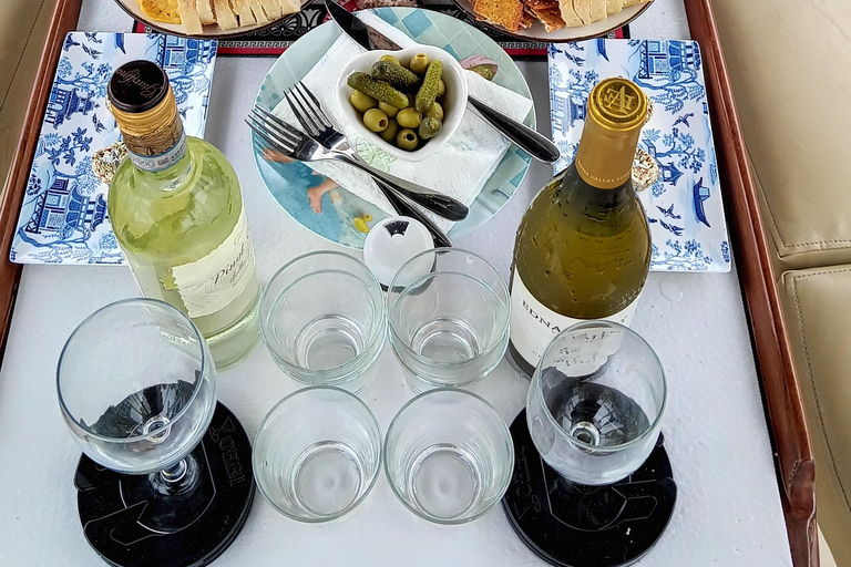 Passeio de barco romântico com vinho e queijo ou jantar surpresaPasseio de barco romântico com vinho e queijo, avistamento de lobos marinhos