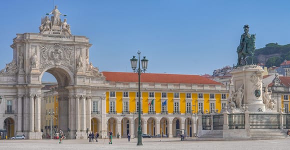 Lisbon Small Group Free Tour: Alfama, Old Walls & Viewpoints