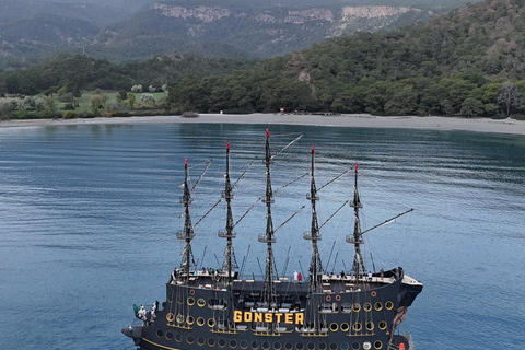 Gonster: gita in barca dei pirati all-inclusive con trasferimentoTour in barca dei pirati tutto compreso con incontro al porto di Kemer