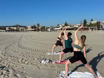 Jávea: Playa de L'Arenal - Clase de yoga en la playa en inglés