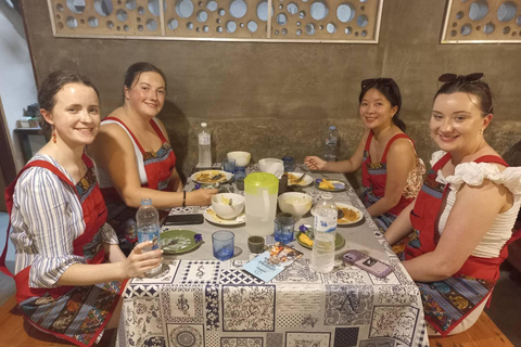 Chiang Mai : Corso di cucina tailandese per piccoli gruppi con tour del mercatoUnisciti a un piccolo gruppo in inglese